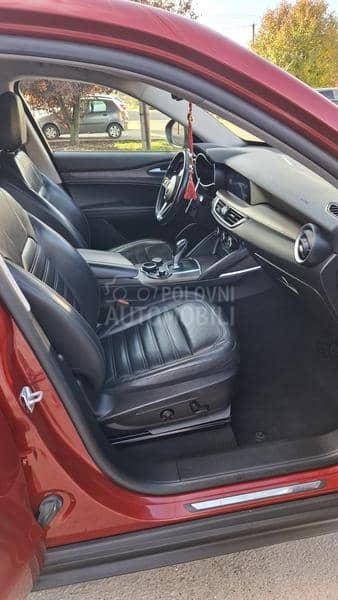 Alfa Romeo Stelvio Q4 AT8