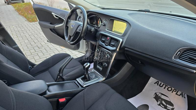 Volvo V40 2.0 D4 MOMENTUM