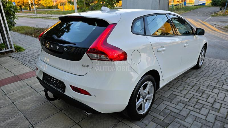 Volvo V40 2.0 D4 MOMENTUM