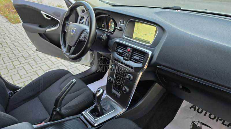 Volvo V40 2.0 D4 MOMENTUM