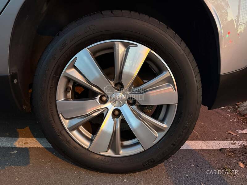 Peugeot 2008 1.6b ALLURE