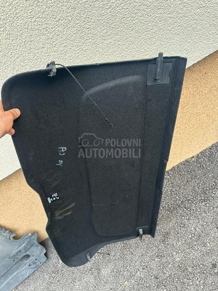 Polica u gepeku,poklopac