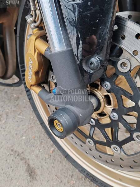 Triumph Street Triple R 675