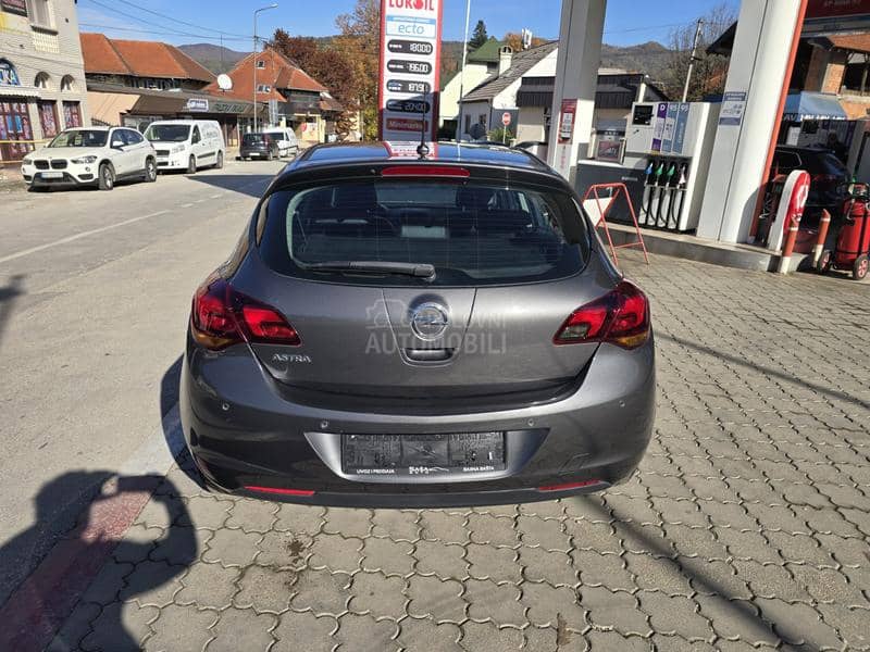 Opel Astra J 