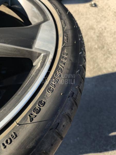 Bridgestone 235/40 R19 Letnja