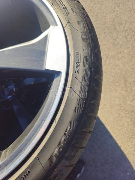 Bridgestone 235/40 R19 Letnja