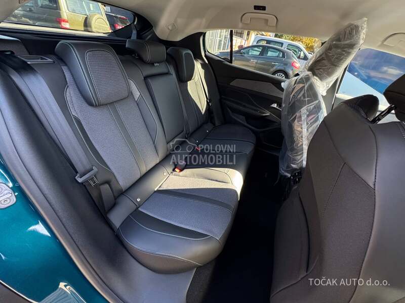 Peugeot 408 Allure 1.6E 215 AT