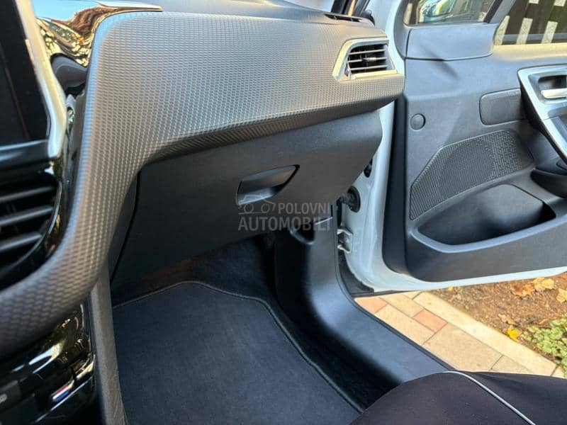 Peugeot 2008 Allure 1.6b