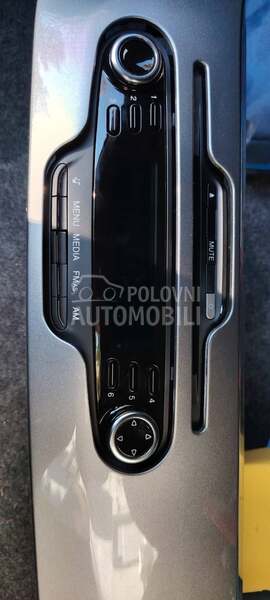 Radio CD sa original blendom