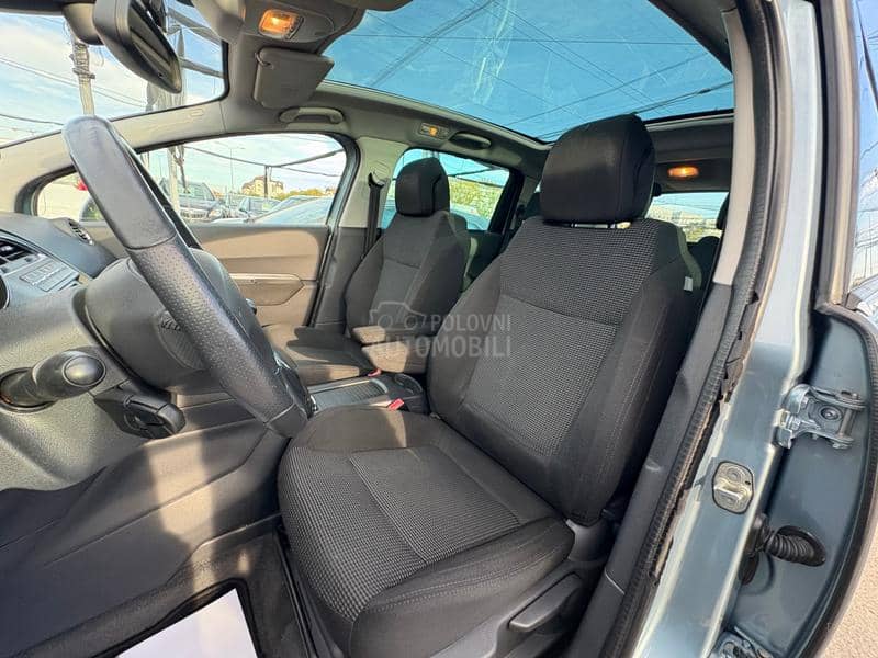 Peugeot 5008 2.0 HDi Pano HUD