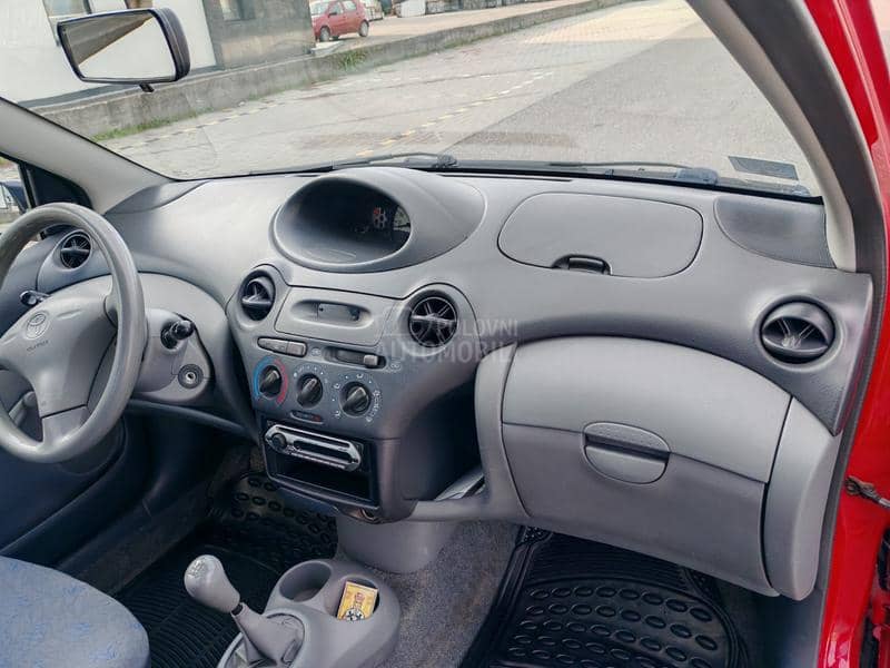 Toyota Yaris 1.0VVTI TEK. REG.