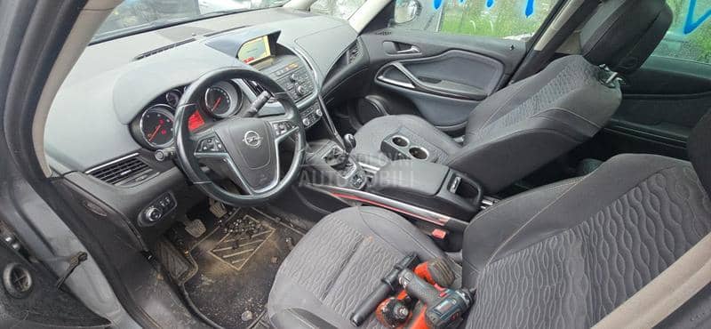 Opel Zafira Tourer 2012. god. -  kompletan auto u delovima