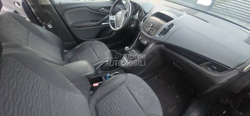 Opel Zafira Tourer 2012. god. -  kompletan auto u delovima