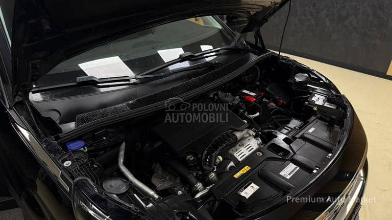 Peugeot 5008 //1.2PURETECH//KAM