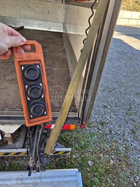 Renault Maxity sa rampom