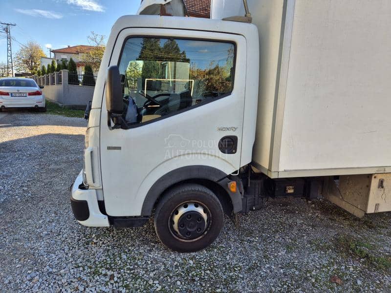 Renault Maxity sa rampom