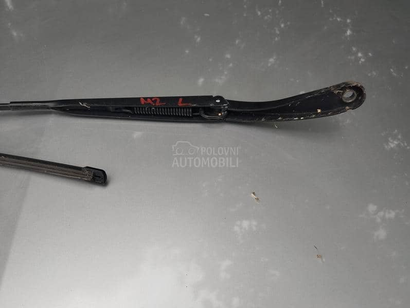 prednji levi vozacev brisac