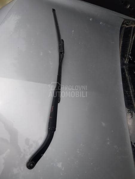 prednji levi vozacev brisac