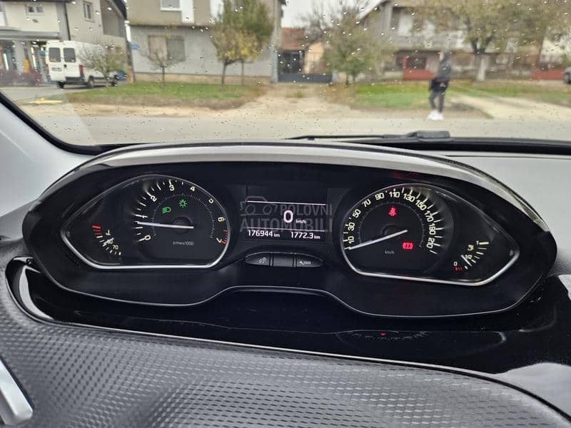 Peugeot 2008 1.2 PURETECH PANO