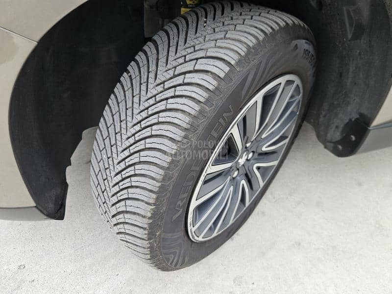 Peugeot 2008 1.2 PURETECH PANO