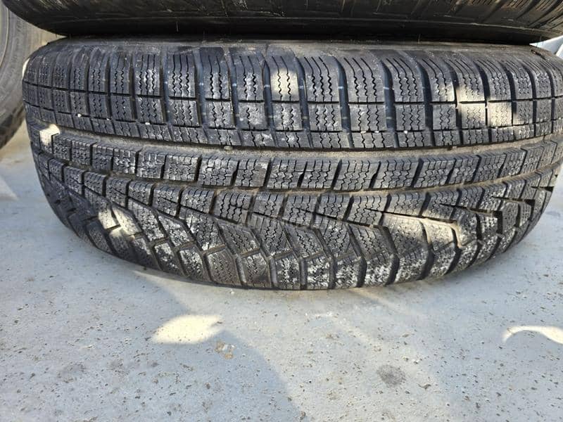 Hankook 215/65 R17 Zimska