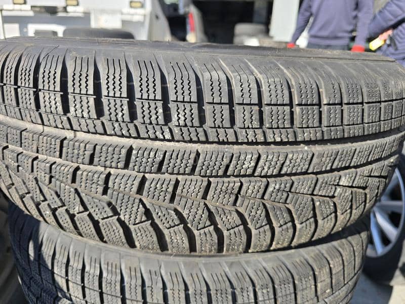 Hankook 215/65 R17 Zimska