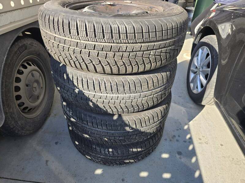 Hankook 215/65 R17 Zimska