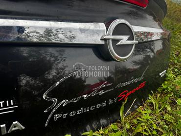 Hrom lajsna hedzbek limuzina za Opel Insignia od 2009. do 2016. god.