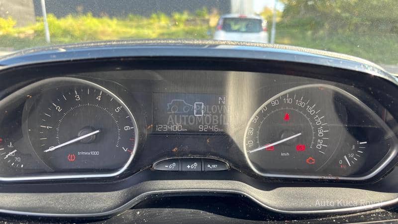 Peugeot 208 1.2VTi / AUTOM / REG