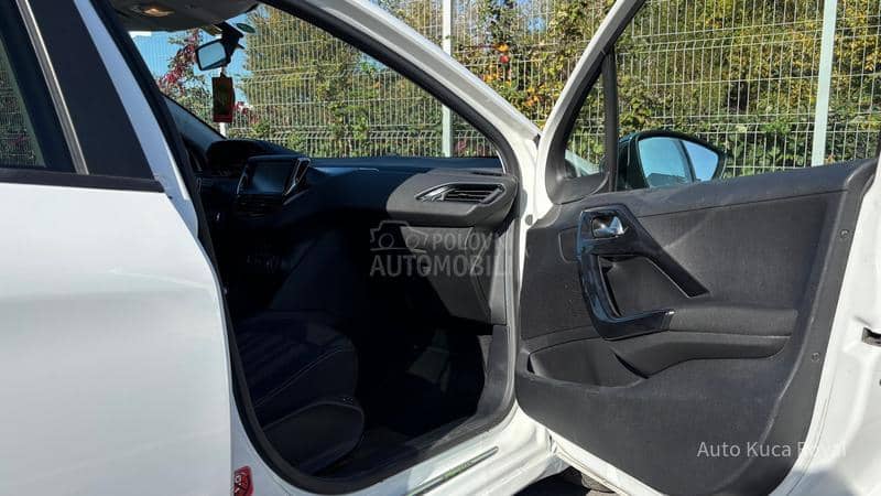 Peugeot 208 1.2VTi / AUTOM / REG