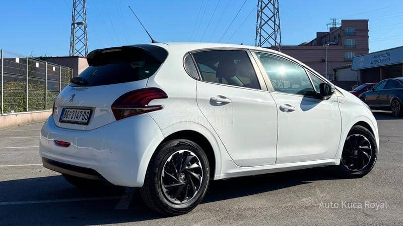 Peugeot 208 1.2VTi / AUTOM / REG