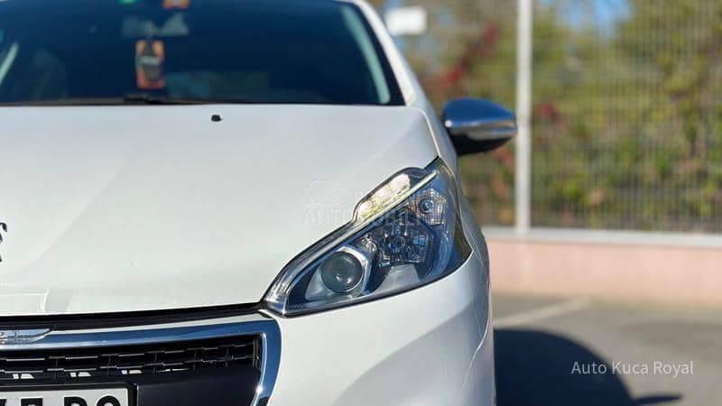 Peugeot 208 1.2VTi / AUTOM / REG