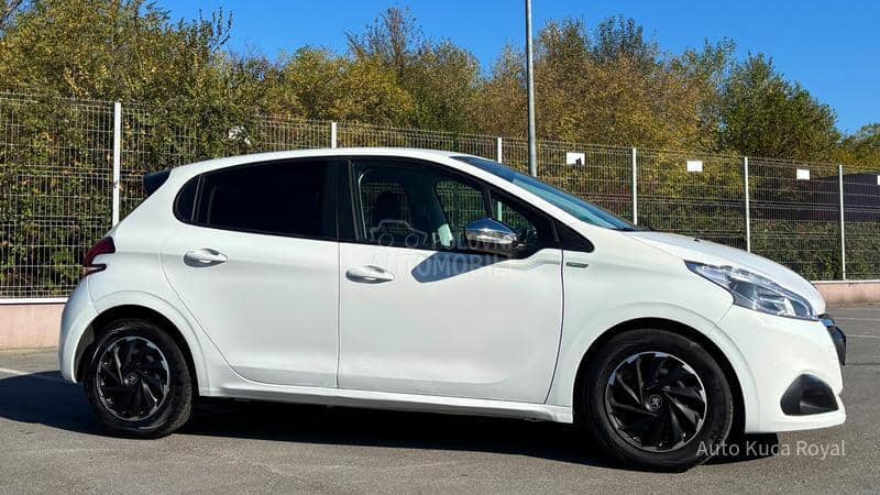 Peugeot 208 1.2VTi / AUTOM / REG