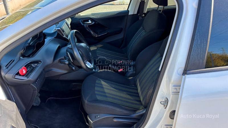 Peugeot 208 1.2VTi / AUTOM / REG