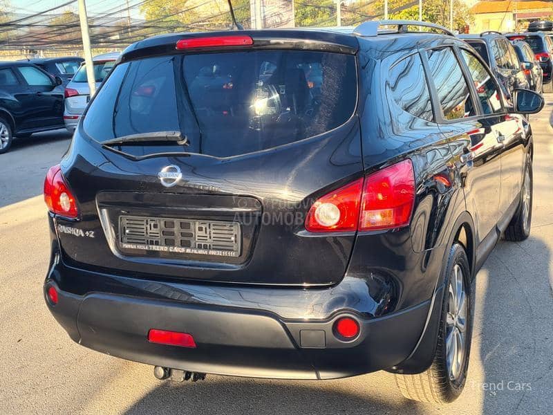 Nissan Qashqai + 2 2.0 B PANO 7 SED