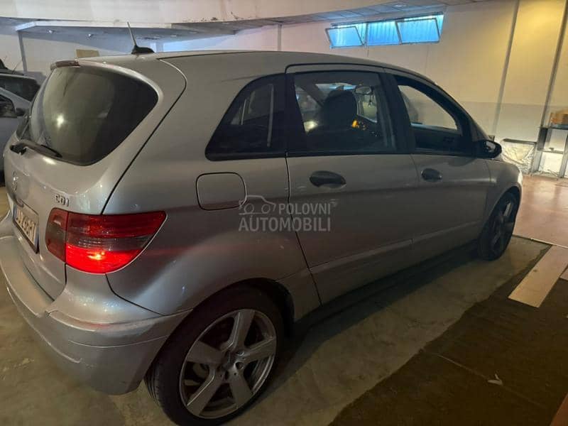 Mercedes Benz B 180 