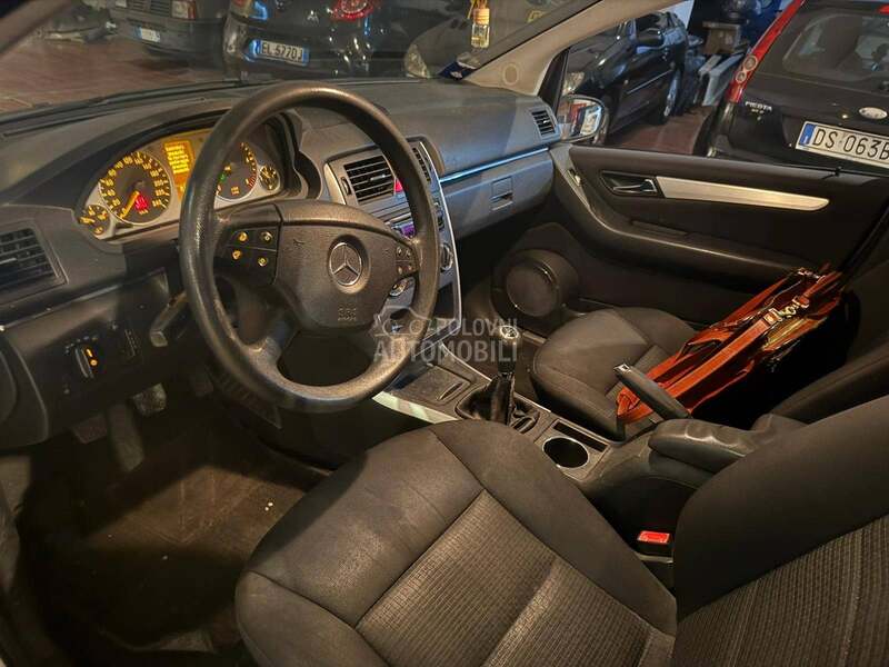 Mercedes Benz B 180 