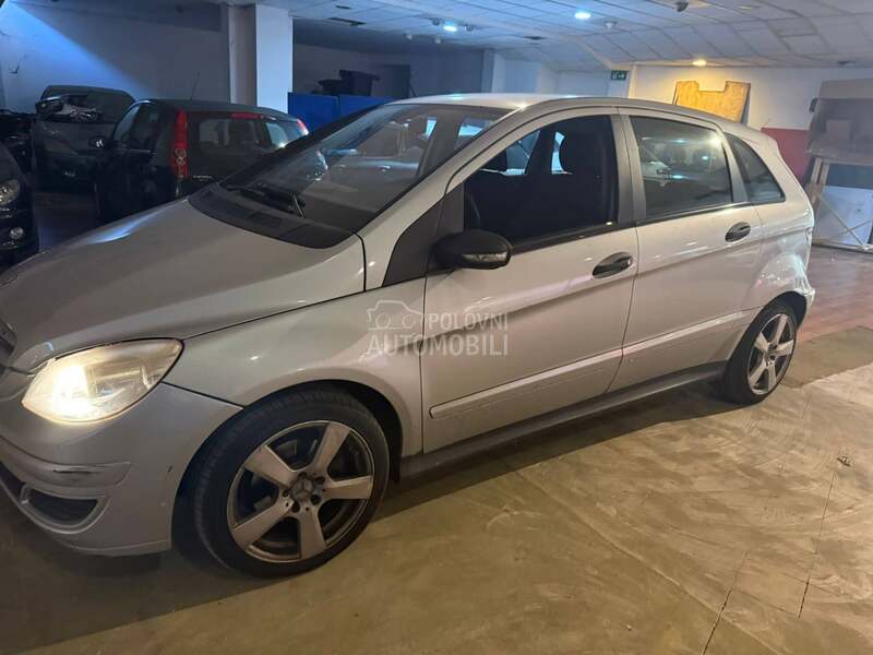 Mercedes Benz B 180 