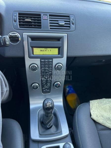 Centralna konzola sa ekranom