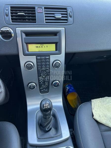 Centralna konzola sa ekranom