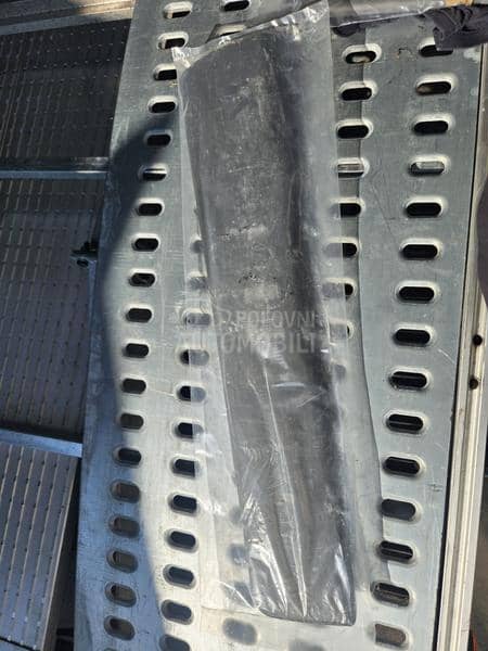 Desna suvozačeva lajsna trafik