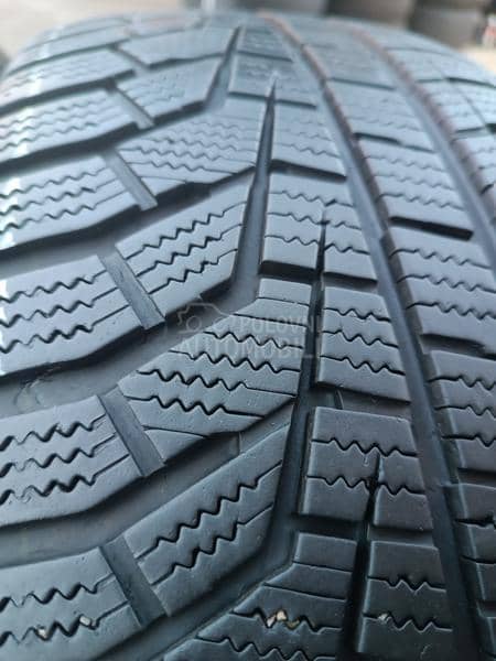 Hankook 215/55 R17 Zimska