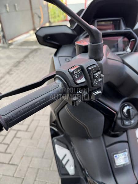 Yamaha XMAX 300 Tech Max AKRAP