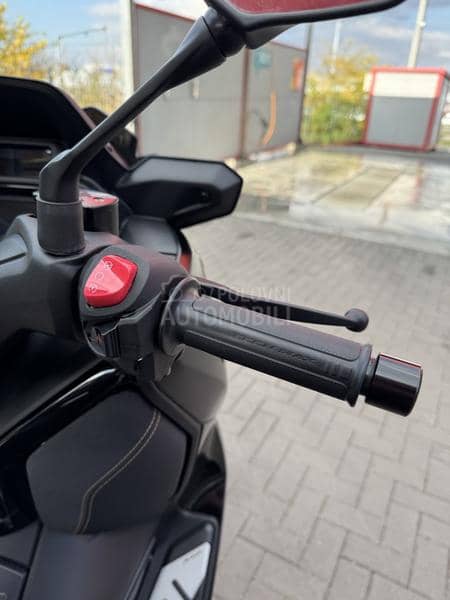 Yamaha XMAX 300 Tech Max AKRAP