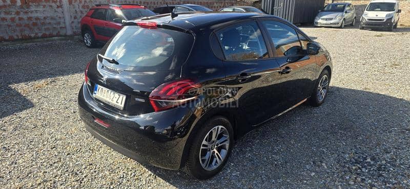 Peugeot 208 1.2b 96 000 k m