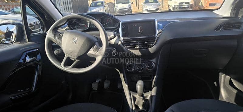 Peugeot 208 1.2b 96 000 k m