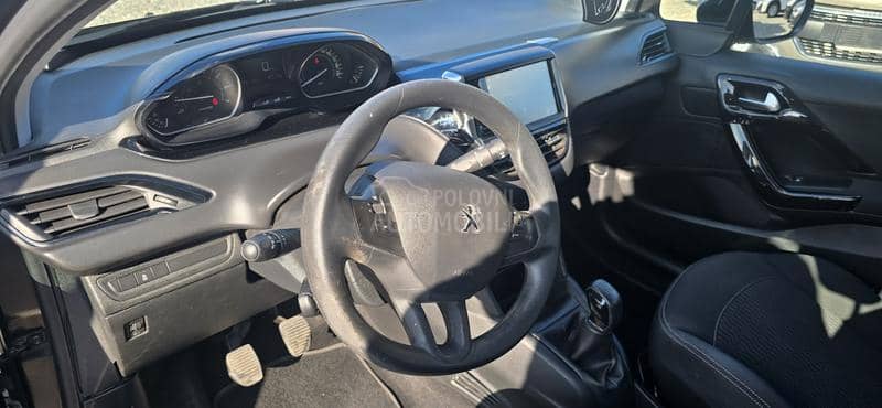 Peugeot 208 1.2b 96 000 k m