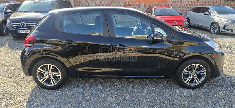 Peugeot 208 1.2b 96 000 k m