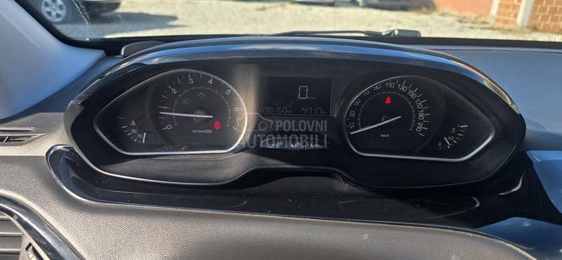 Peugeot 208 1.2b 96 000 k m