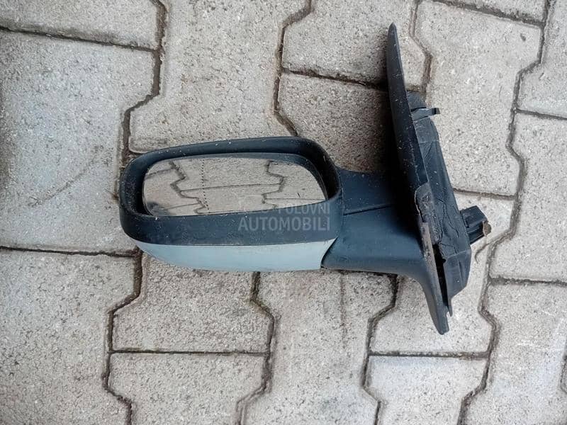 Levi retrovizor elektricni